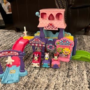 VTECH Minnie Ice Cream Parlor teach with 3 cars